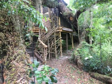 Glamping Treehouse on Farm