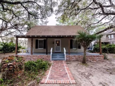 Lovely 3-bedroom Cabin with Private Pier