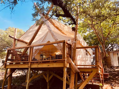 Romantic Lakefront Escape